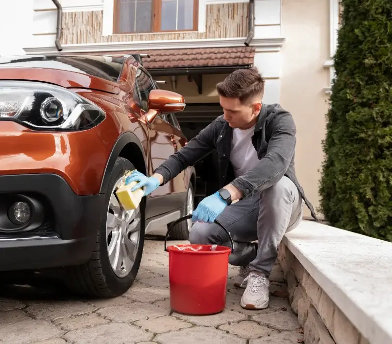 Lavage auto à domicile Ventalon en Cévennes : professionnel intervenant sur un véhicule